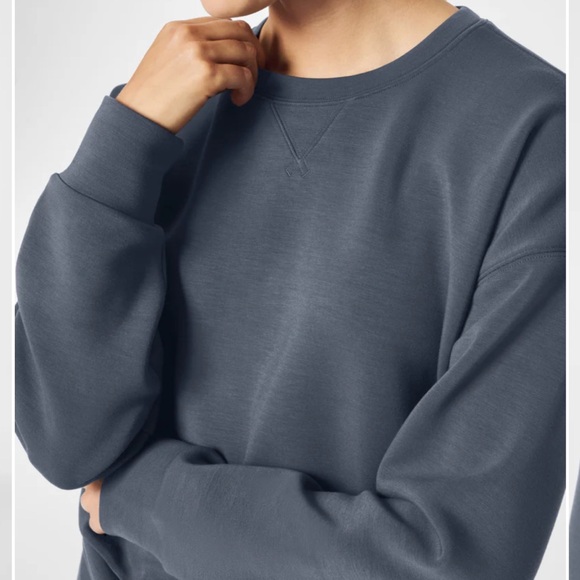 Blue Crewneck Sweatshirt
SPANX® AirEssentials
Crewneck - Picture 3 of 4